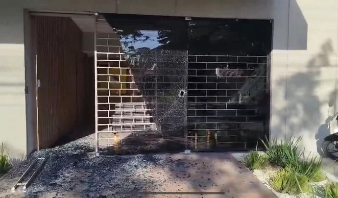 Fachada da Rádio Gazeta em Arapiraca é destruída por pedradas