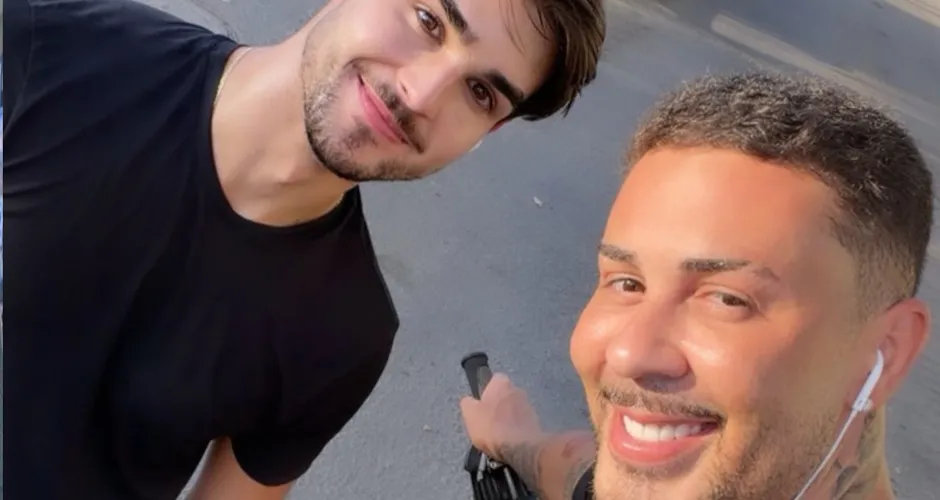 Carlinhos Maia passeia com Lucas em clima de dorama