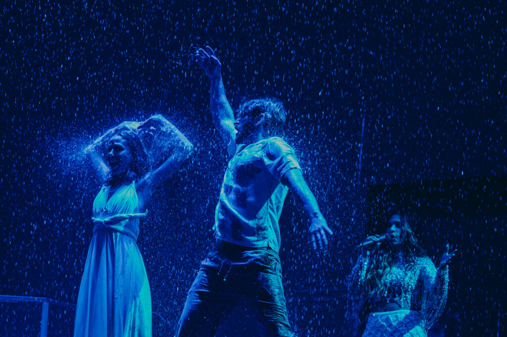 Simone Mendes Estreia “Intimidade” com Sucesso Inovador e Público em Êxtase