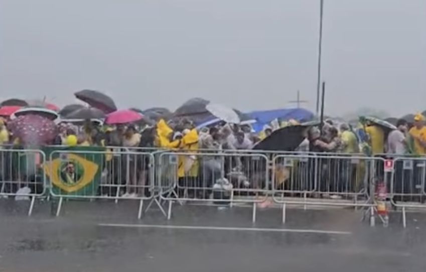 Raio atinge manifestantes durante protesto de Nikolas Ferreira em Brasília; veja o vídeo