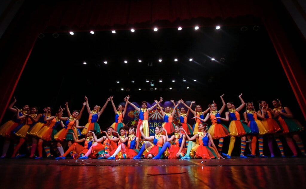 Espetáculo de Balé Autoral do Cenarte Ilumina Palco do Teatro Gustavo Leite