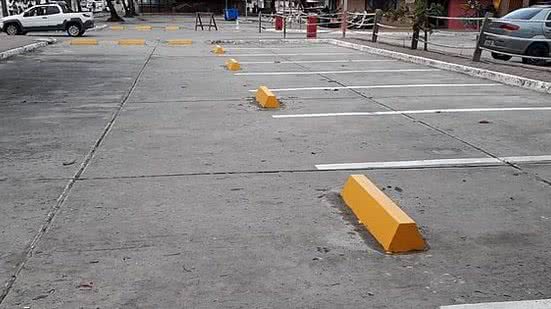 Vagas contadas na orla: Estacionar na Pajuçara virou um desafio