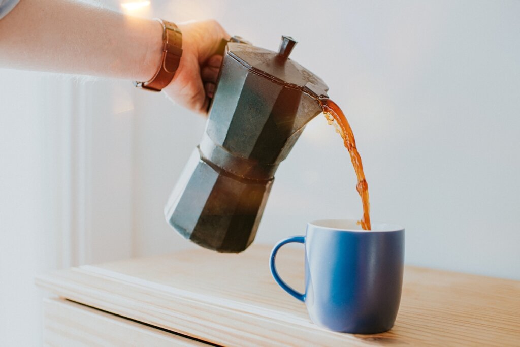 Café Requentado: Hábito Comum Pode Causar Azia e Refluxo?