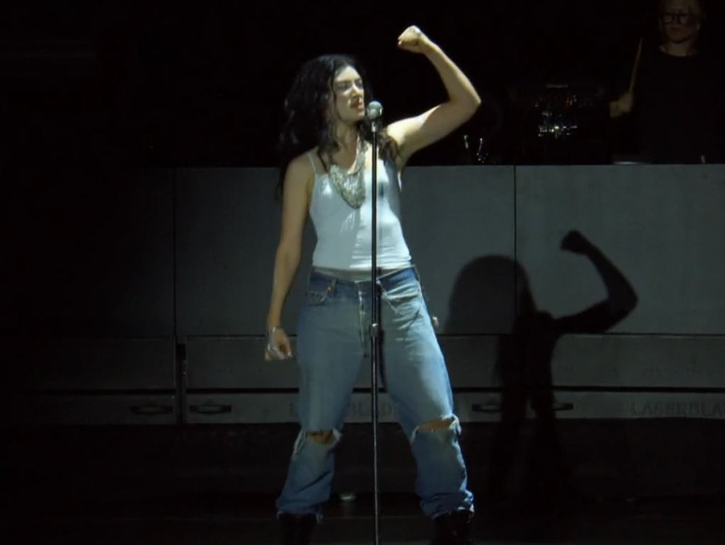 Lorde Incendeia Palco do Lolla Brasil com Show Artístico e Emocionante!