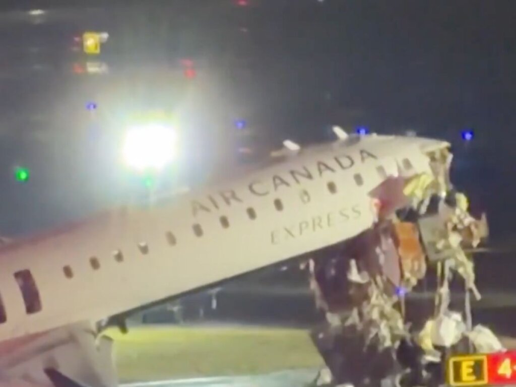 EITA! Avião da Air Canada Bate em Caminhão e Mata Pilotos em NY!