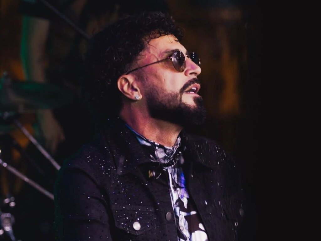 Susto em São Paulo: Ônibus do cantor Latino se envolve em acidente