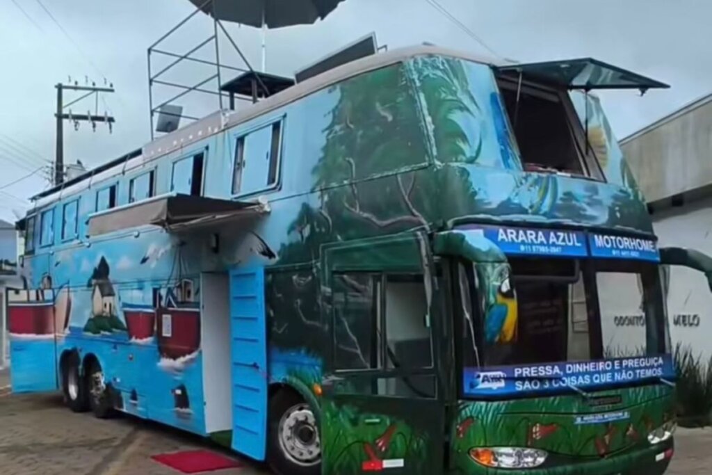 Casal Brasileiro Transforma Ônibus em Mansão Móvel com Piscina para Volta ao Mundo