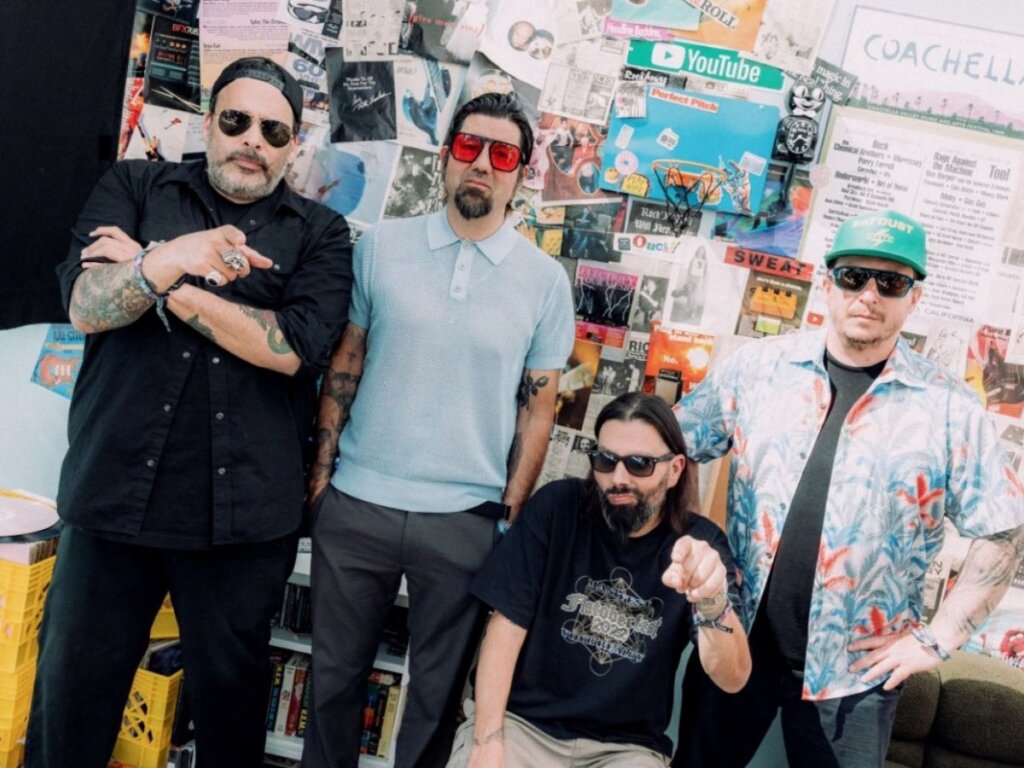 QUE BABADO! Funcionário do Lolla é Flagrado Vendendo Itens de Show e Revolta o Público!