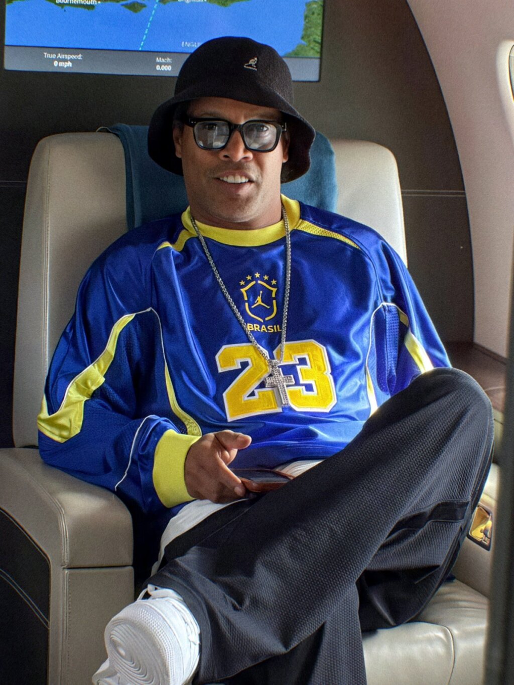 Do Campo ao Estúdio: Ronaldinho Gaúcho Funda Gravadora e Lança Álbum da Copa 2026!