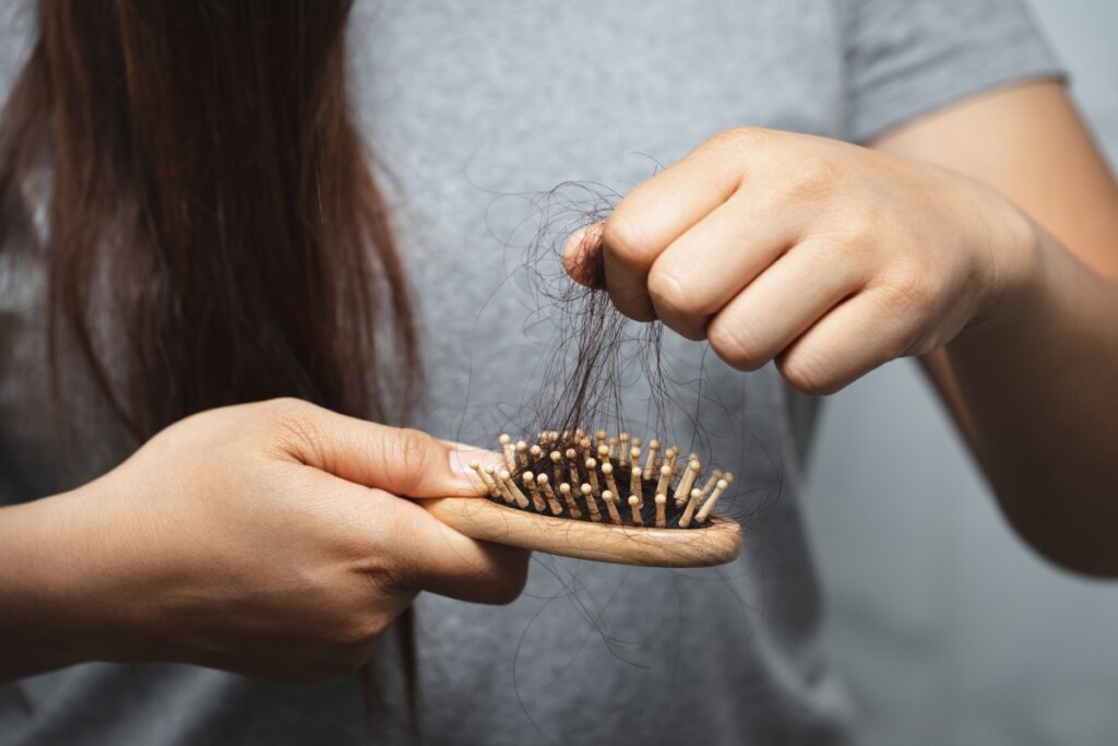 Cabelo Caindo Sem Parar? Descubra Quando é Hora de Ligar o Alerta!