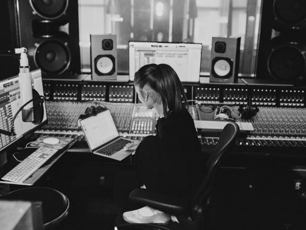 ARIANA GRANDE PREPARA ÁLBUM SURPRESA PARA A ‘THE ETERNAL SUNSHINE TOUR’!