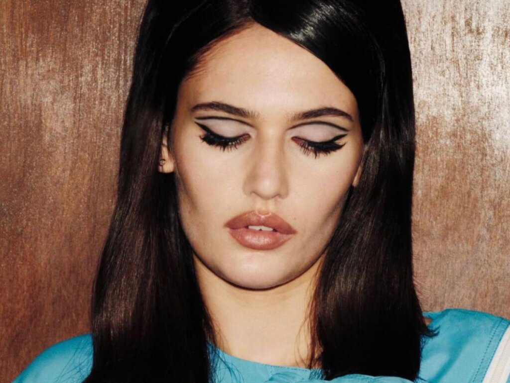 Sienna Spiro: A Nova Sensação Britânica Que Está Bombando Com ‘Die On This Hill’!