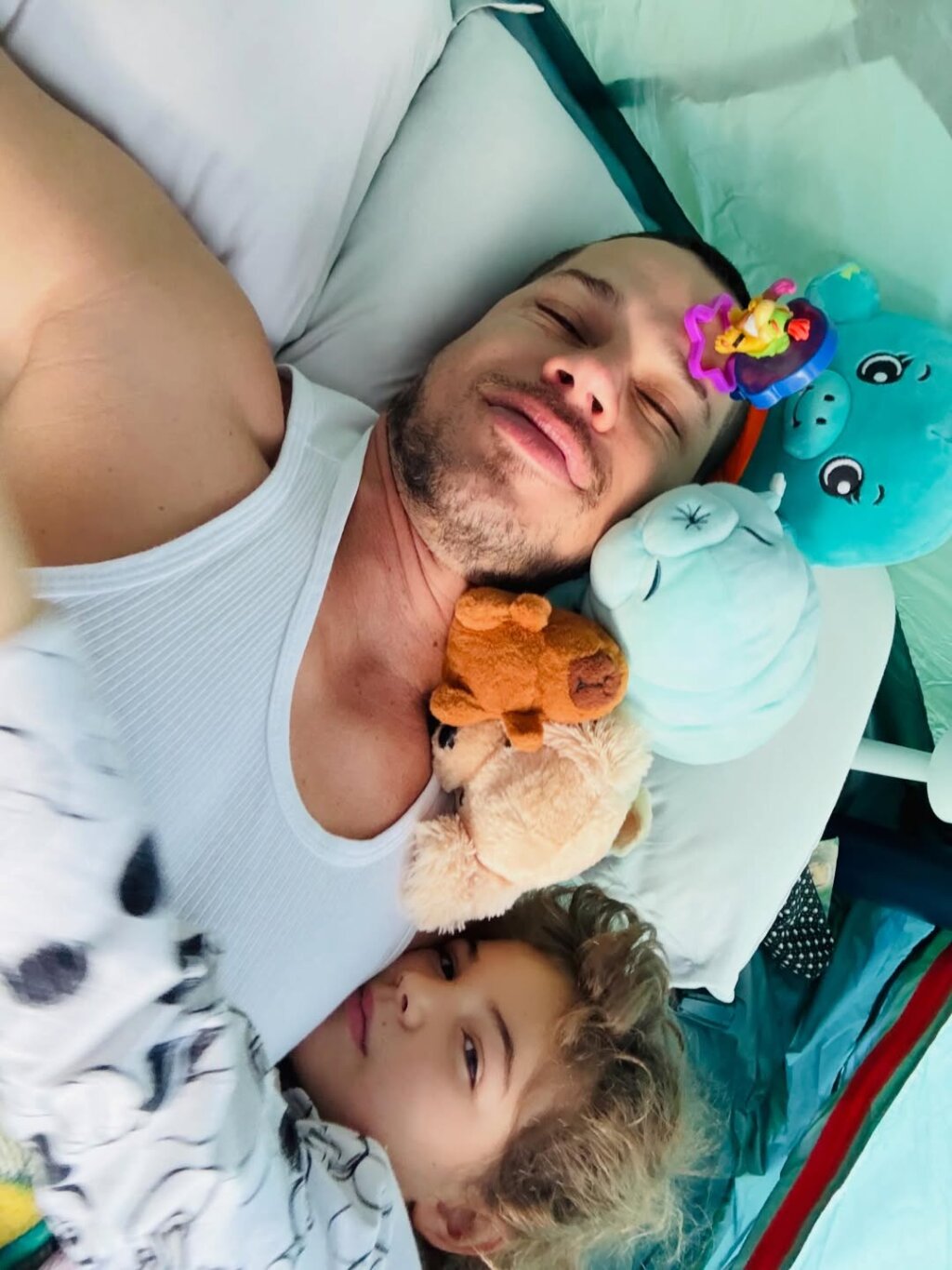 José Loreto se derrete ao celebrar 8 anos da filha com Débora Nascimento em acampamento especial!