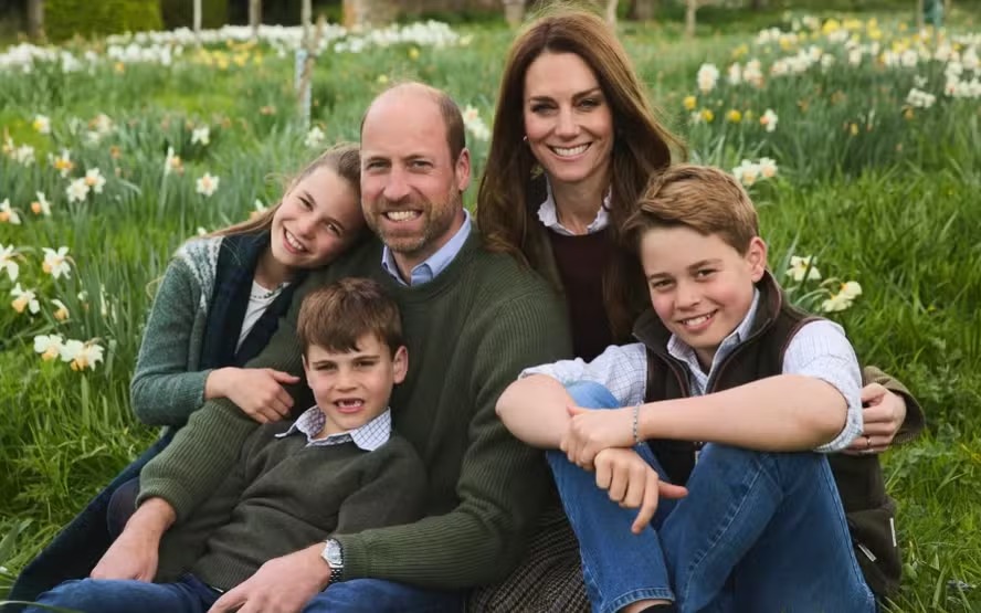 Bodas de Cristal! William e Kate celebram 15 anos de casamento com foto em família de derreter o coração!