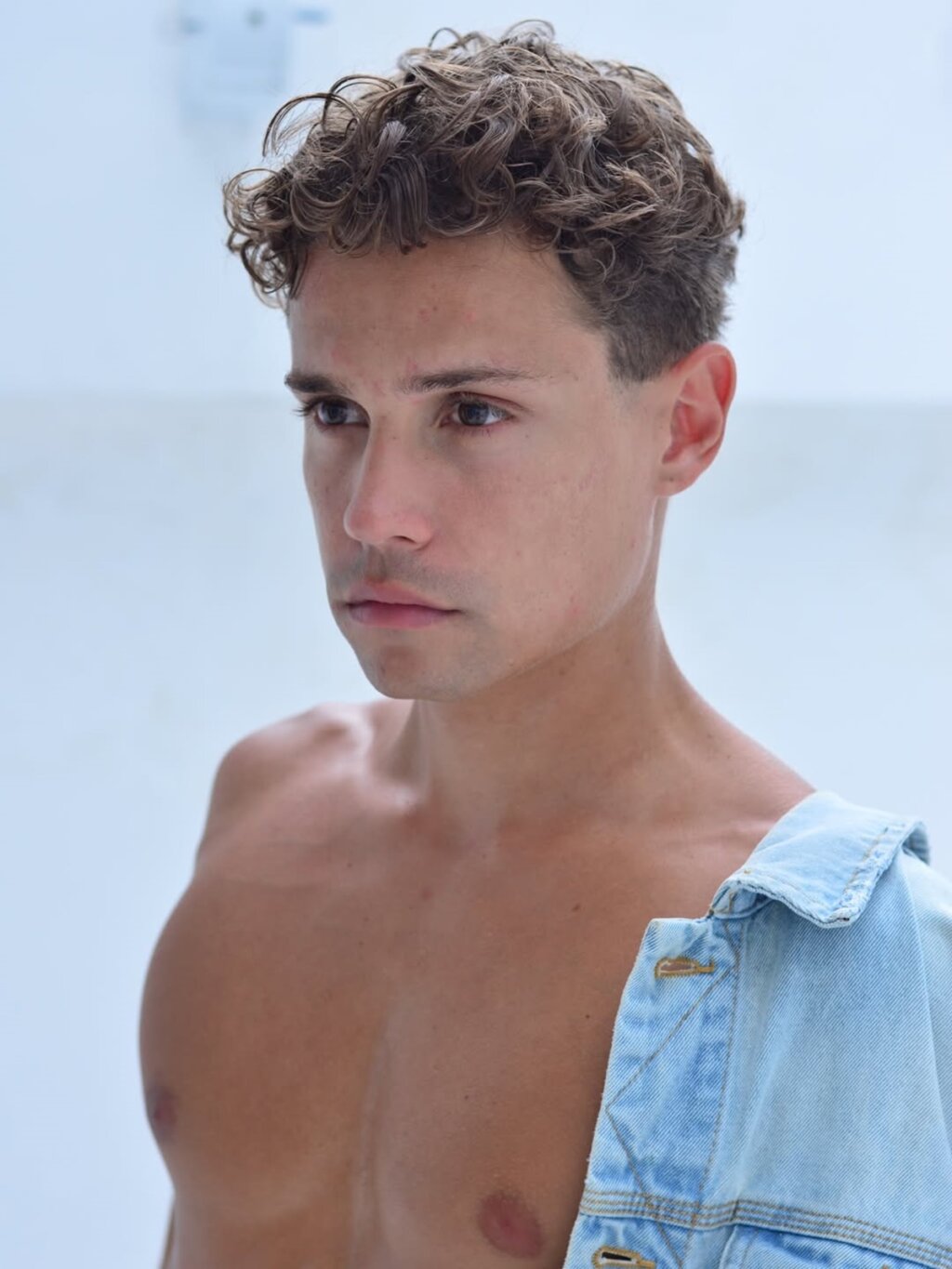 Shakira como Remédio? Ator Viraliza com História Emocionante de Superação de Câncer!