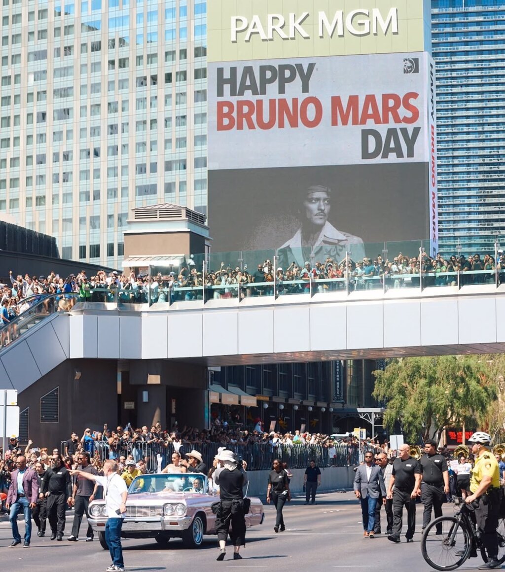 Bruno Mars Lacra Tudo em Vegas: Ganha Rua e Começa Turnê ‘The Romantic’!