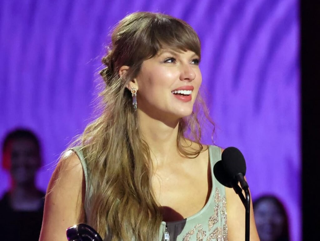 É DELA! Taylor Swift É A ARTISTA MAIS OUVIDA DA HISTÓRIA DO Spotify!