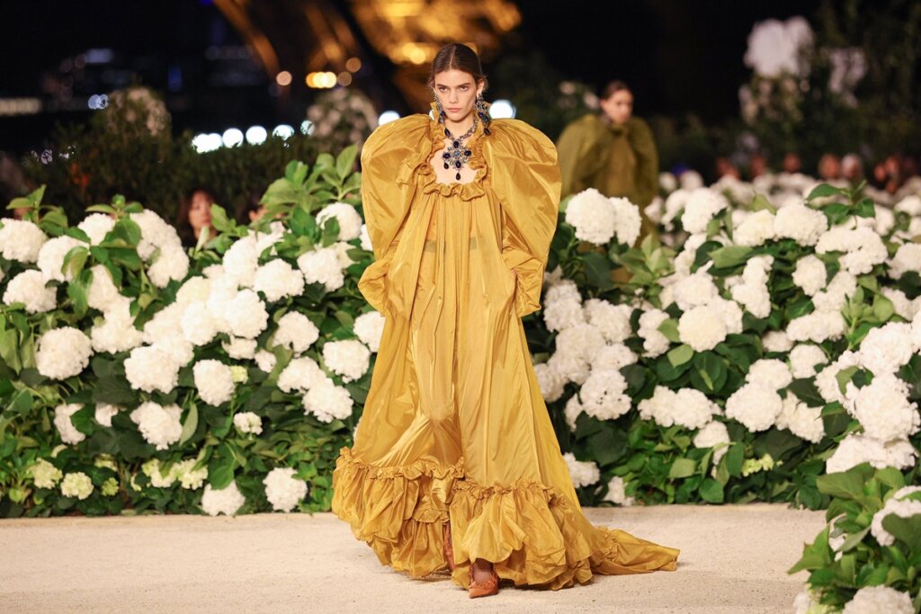 Vestido de Nylon da YSL: 100 Mil, Polêmica e Lista de Espera!