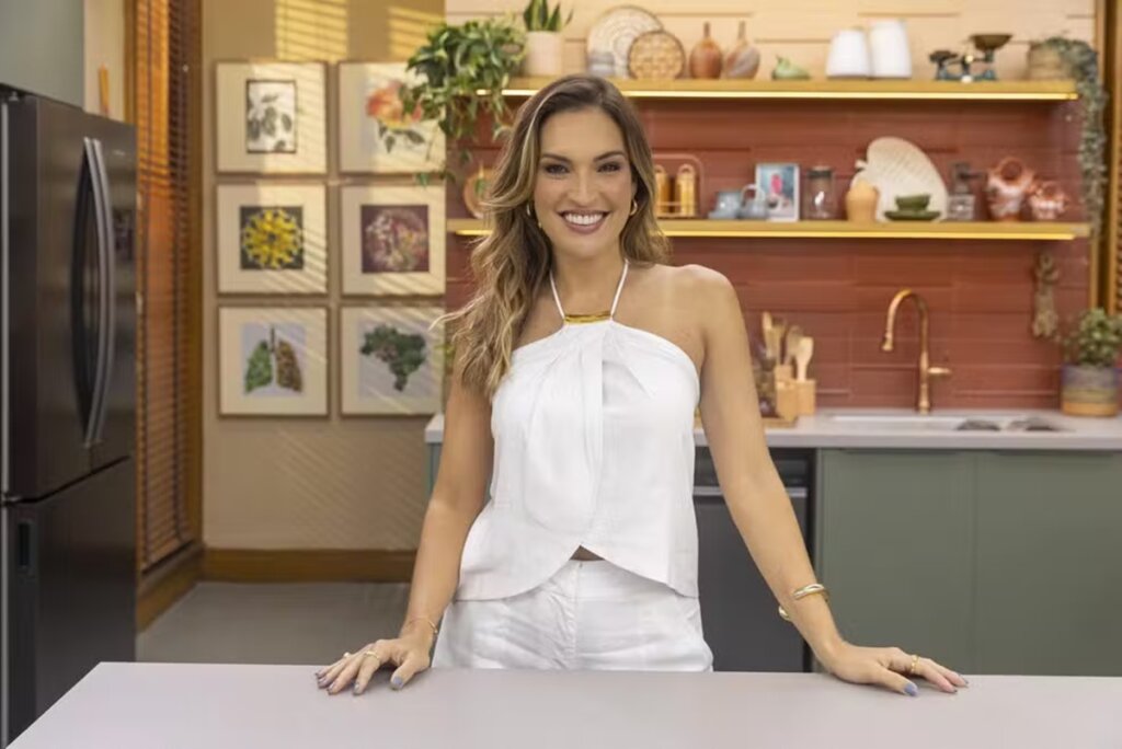 Perrengue Chique: Apresentadora Sente “Costas Queimando” Ao Vivo e Segue Plena