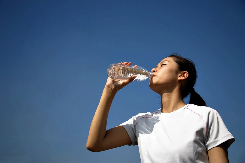 Beber Água Demais Previne Doenças Renais? Nefrologista Desvenda o Mito!