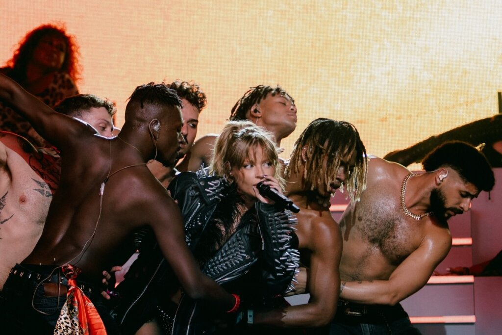 Luísa Sonza Domina o Coachella: ‘Prazer e Caos’ e Emoção à Flor da Pele!