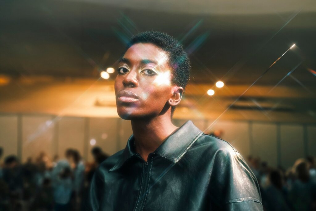 Mãos de Fada e Pincéis de Ouro: Beleza Brilha no Metrópoles Catwalk!