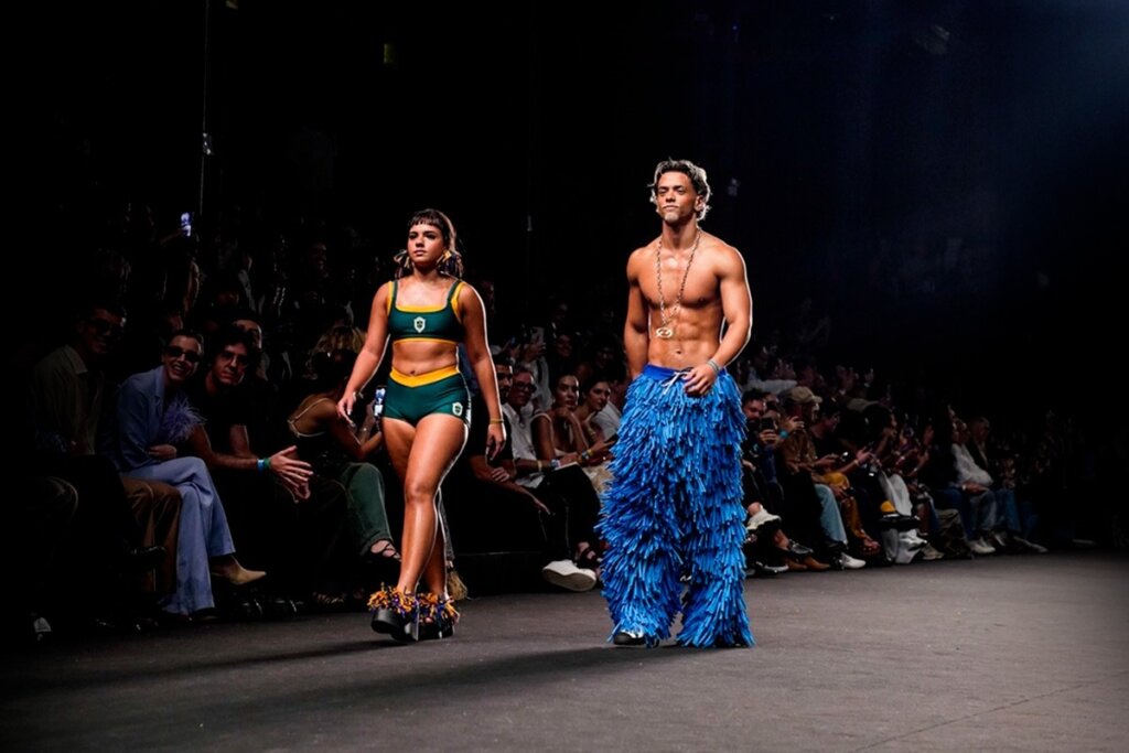 Influencers dominam passarelas, mas a rejeição viraliza na web!