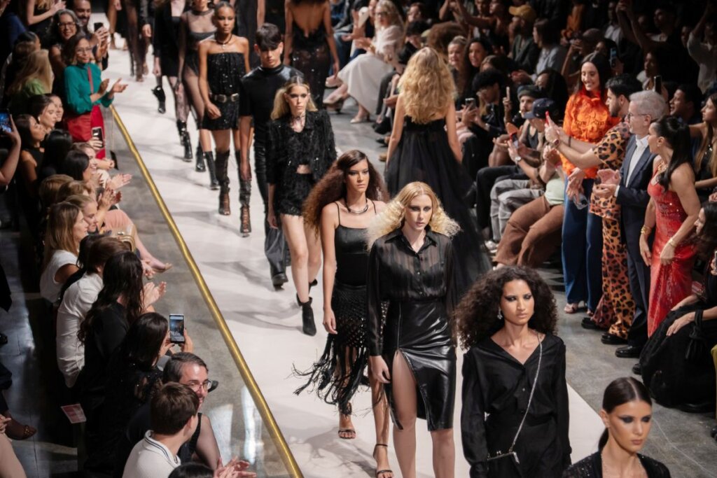 Petzold 1981 Eletriza o Teatro Nacional em Estreia de Tirar o Fôlego!