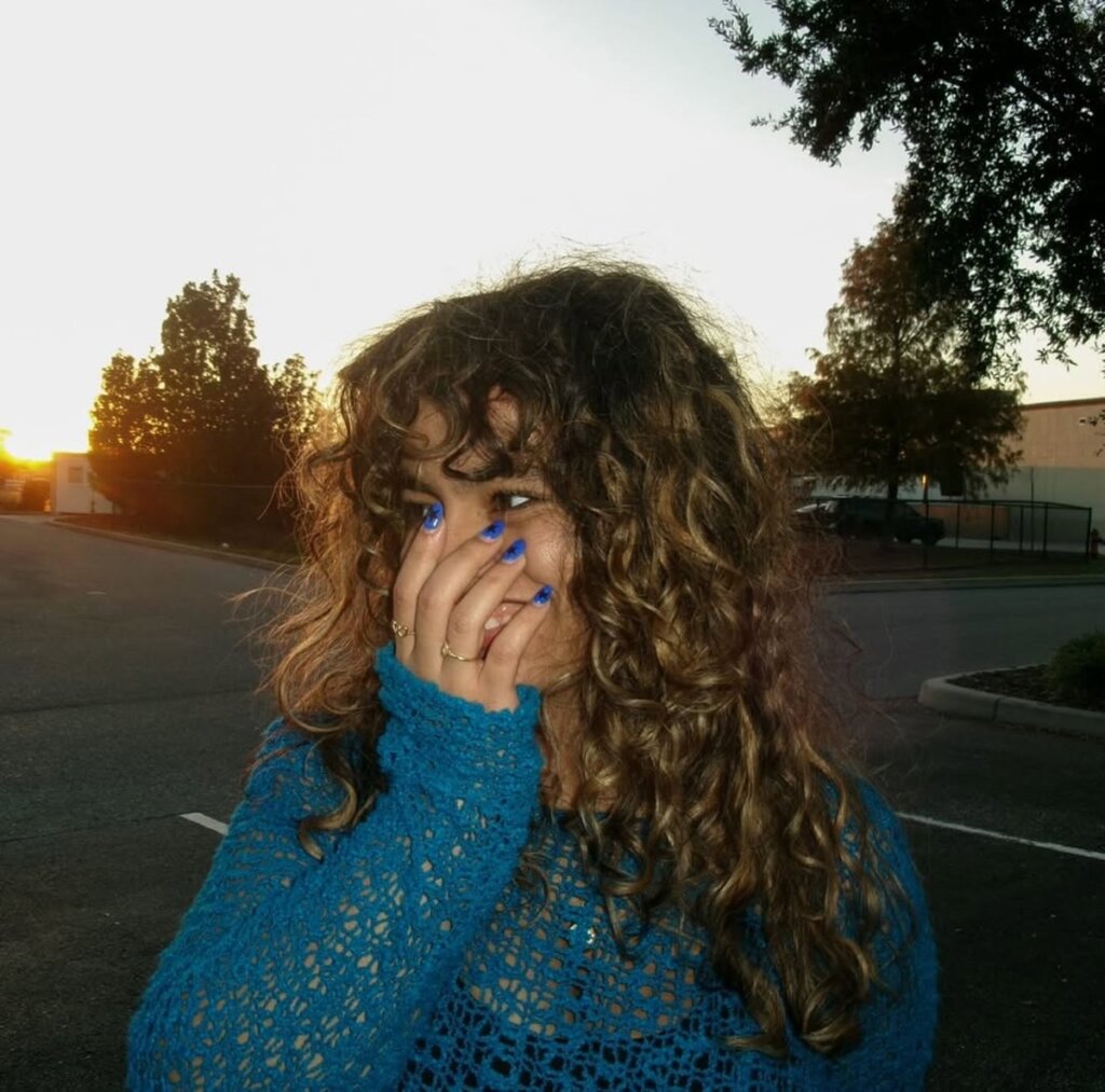 Bella Kay: Aos 20, Nova Voz do Pop Rock Desembarca na Billboard e Spotify Global!