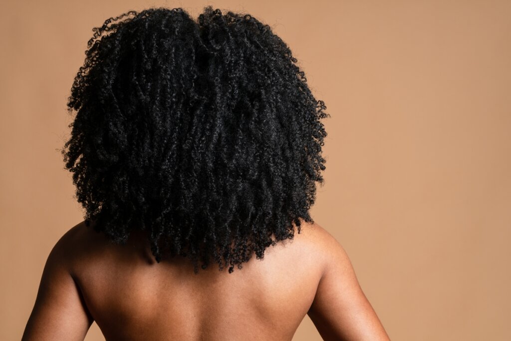 Cabelos em Alta: O Relaxamento Capilar Viraliza Novamente e Conquista Cacheadas e Crespas!