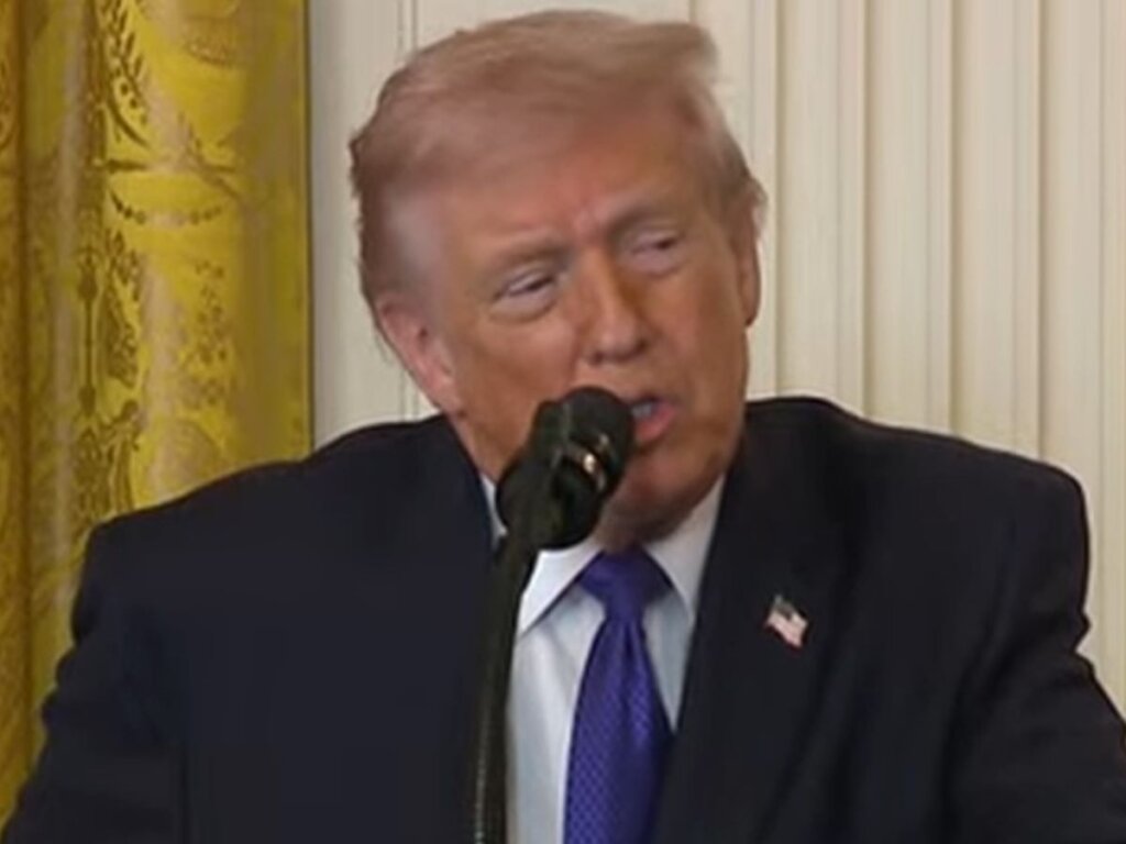 QUE BABADOOO! Trump é tirado às pressas de jantar por relatos de tiros!