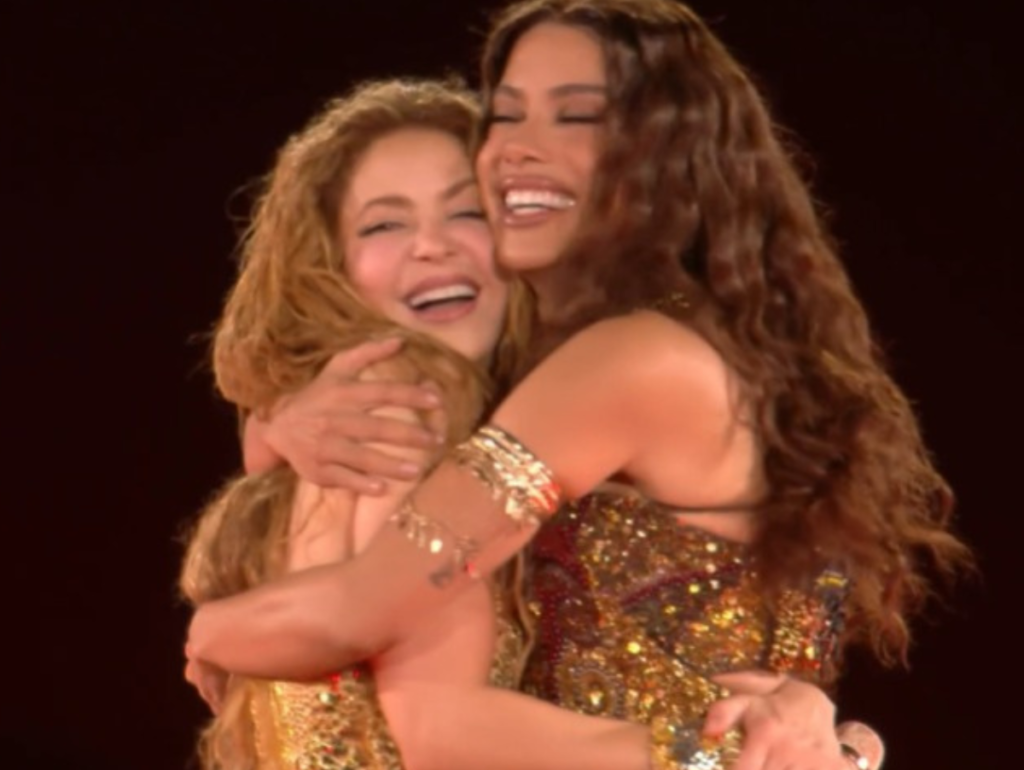 COLAB DOS SONHOS! Anitta SURGE DE SURPRESA e INCENDEIA palco com Shakira em Copacabana!