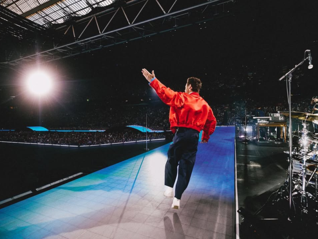 Fortuna Gasta, Visibilidade ZERO: Fãs de Harry Styles Dão O BAFO por Palco!