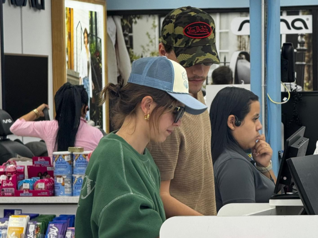CHOQUE! Millie Bobby Brown é flagrada em loja de bebês queridinha de brasileiras em Orlando!