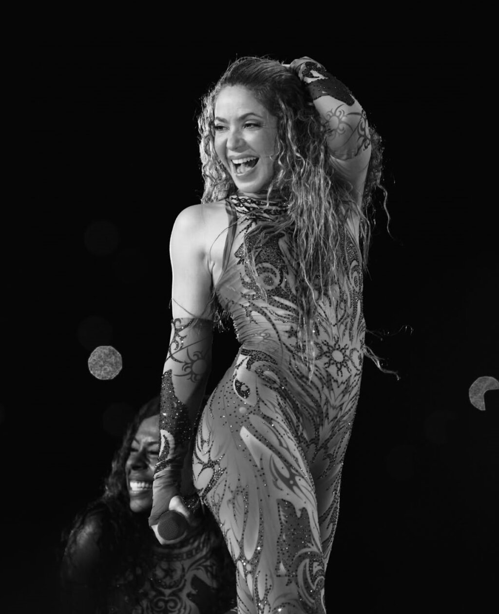 Shakira vai LACRAR Copacabana em 2026 e a Farofa já quer saber: Quais latinas vêm aí pra BRILHAR no mega palco?