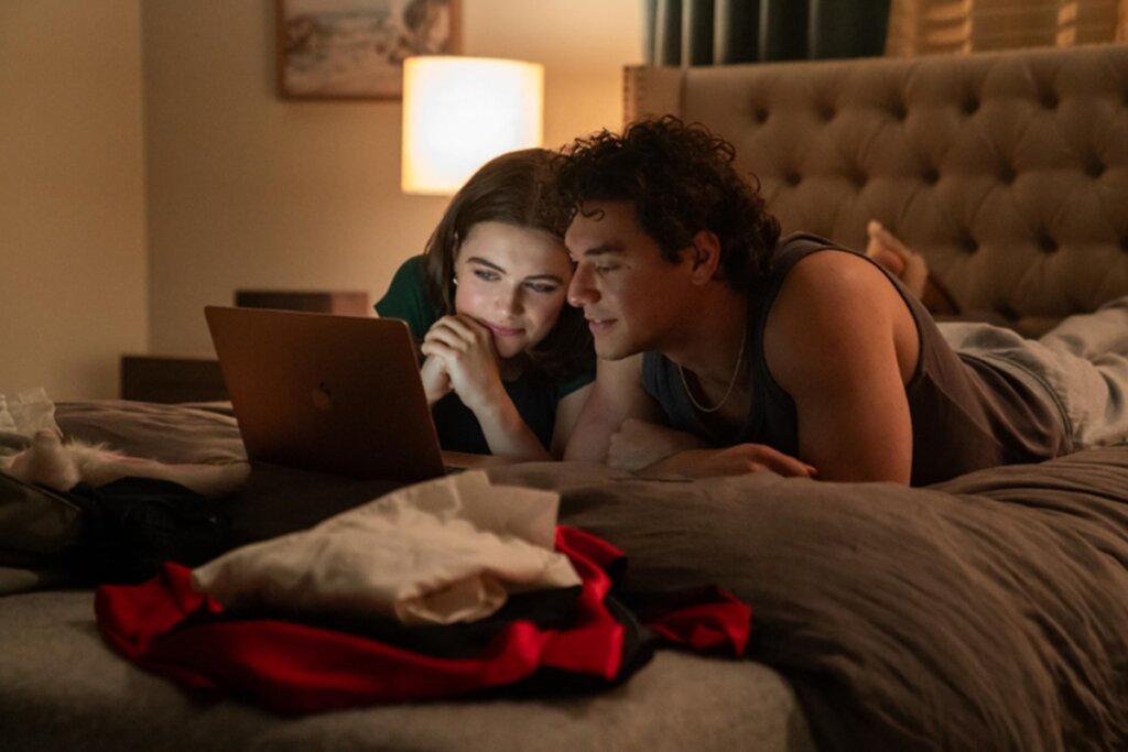 “Off Campus” Chega ao Prime Video e Promete Conquistar Fãs de Romance Universitário!