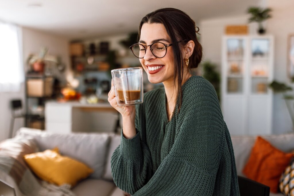 Seu Cafezinho de Cada Dia Esconde um Segredo: Ele Manda no Seu Humor e no Intestino!