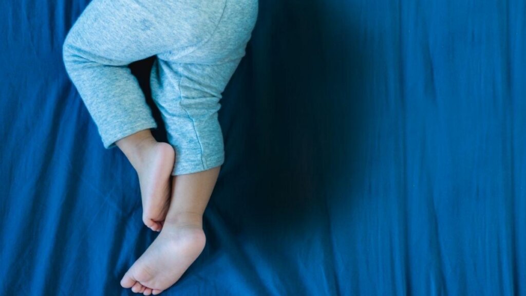 Adeus Berço: Descubra os 5 Sinais de que Seu Pequeno Está Pronto para a Cama!