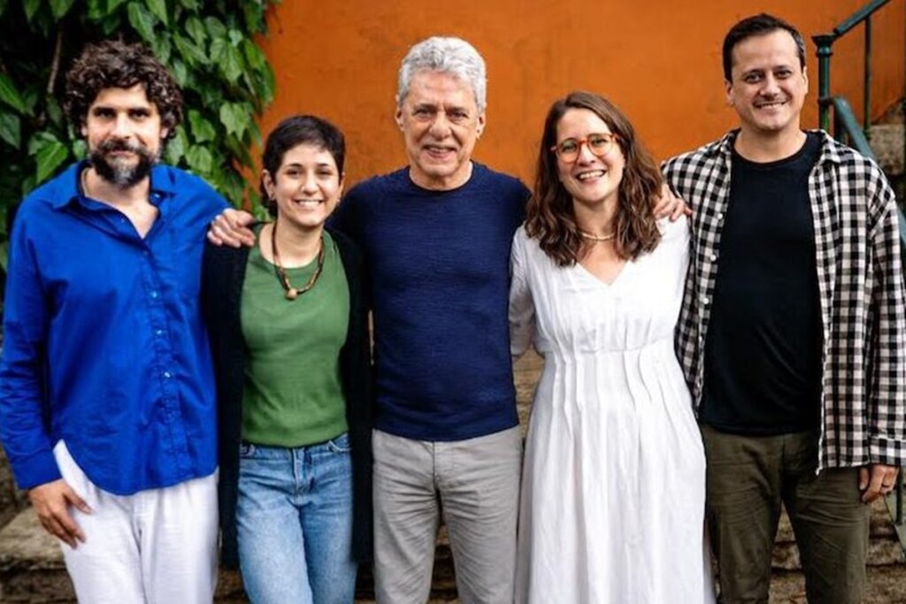 Chico Buarque e Escafandristas: Lenda da MPB no Debut Promissor de Novo Grupo!