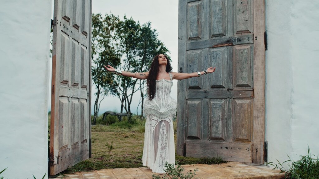 Anitta Transforma ‘Deus Existe’ em Hino de Celebração ao Fim da Escala 6×1 e Move Multidões!