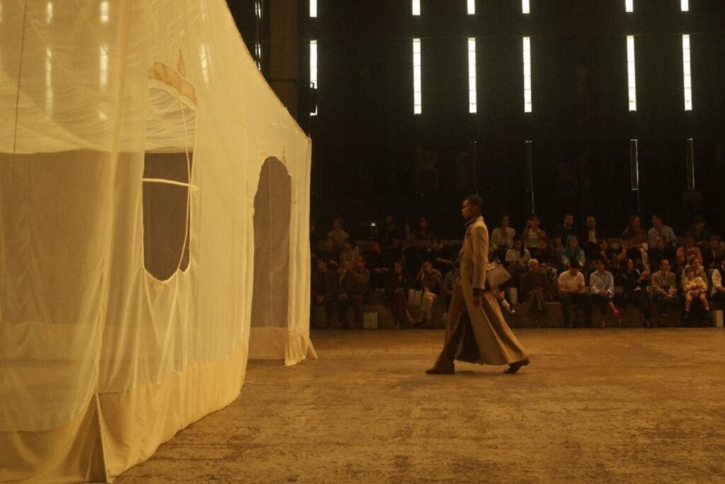 Sasha Emociona ao Homenagear Avó em Desfile da Mondepars
