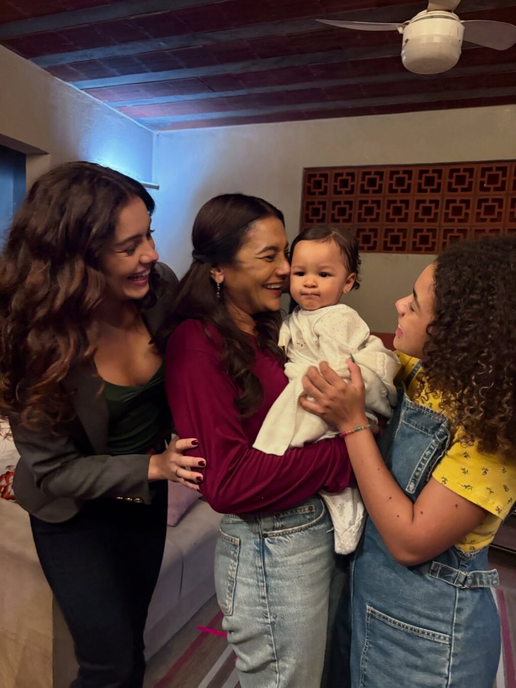Dira Paes encanta ao celebrar “As 4 Graças” nos bastidores de novela!