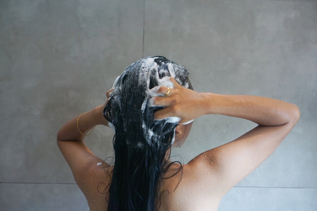 Adeus Cabelo Ruim e Bolso Vazio! Dermato Ensina a Escolher o Shampoo Perfeito Gastando Pouco