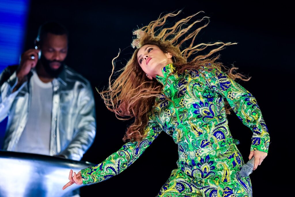 Shakira Faz História e Arrasa Copacabana com Show Gigantesco Para 2 Milhões!