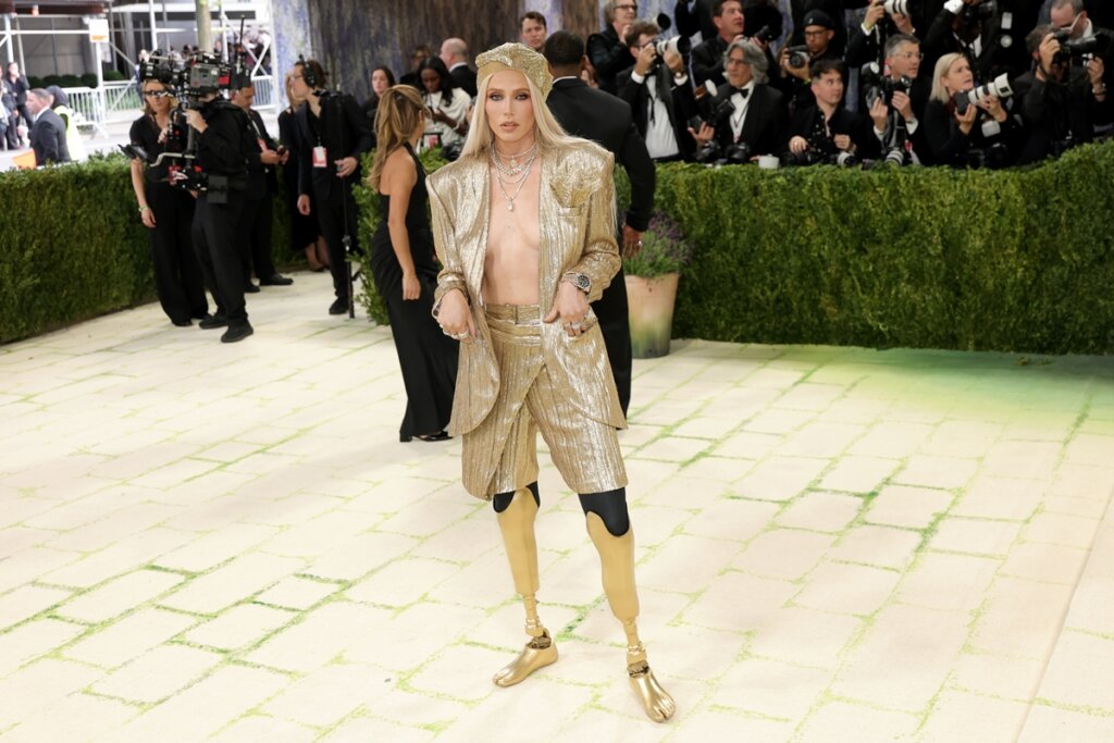 Lauren Wasser: As Pernas Douradas Que Incendiaram o Met Gala!