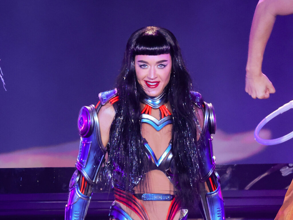 Katy Perry Surpreende a Web com Chamado de Paz entre Fandoms Pop!