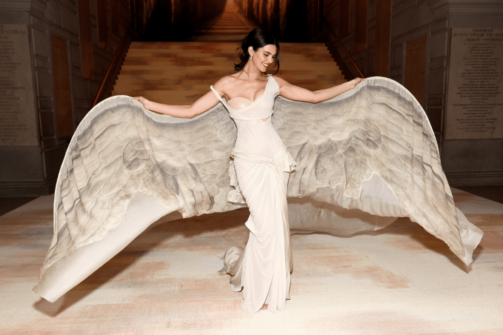 Kendall Jenner: Mamilos à Mostra e Asas de Deusa no Met Gala 2026 Chocam e Lacram!