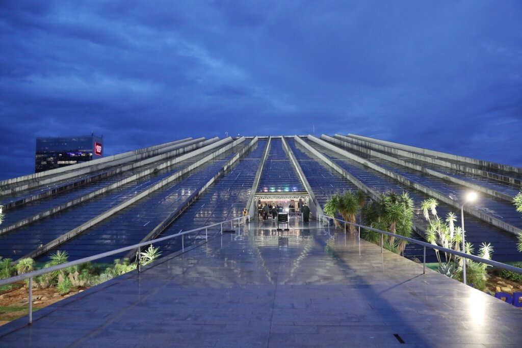 Cena Artística de Brasília Brilha no Teatro Nacional com Exposição Gratuita em Maio!