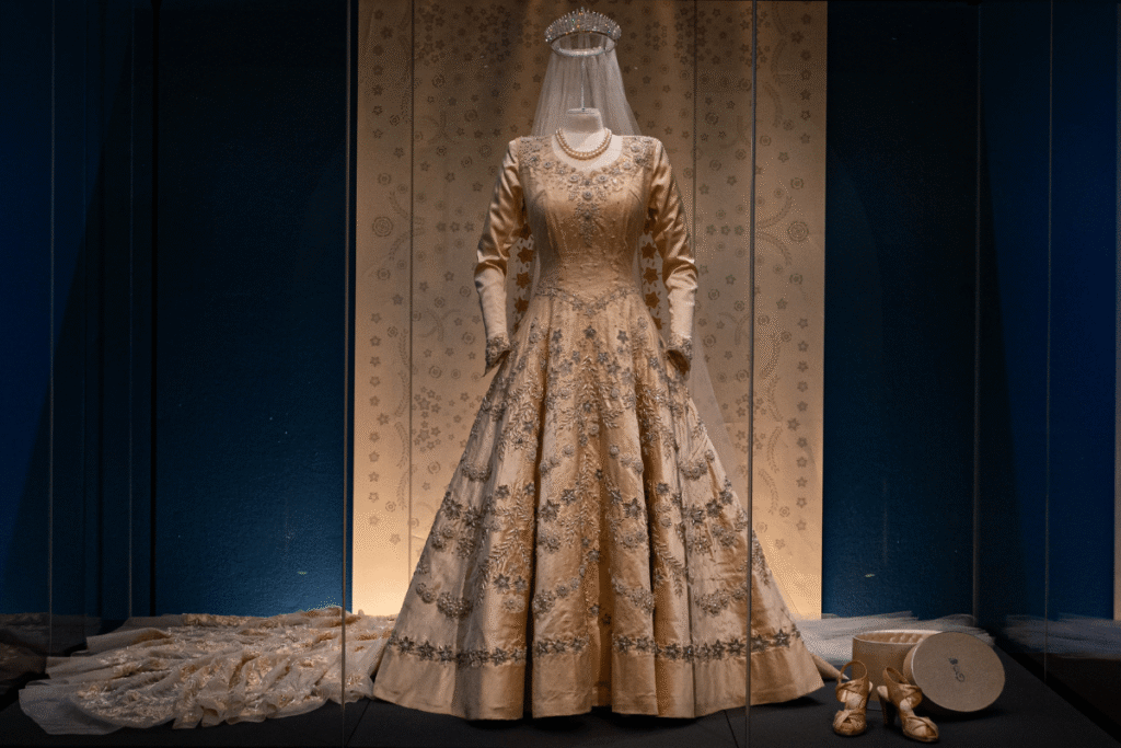 Lacre Real: Elizabeth II Virou Ícone Fashion em Exposição Inédita!