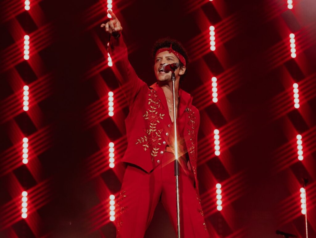 Bruno Mars LACRA com versão em espanhol de “Risk It All”!
